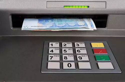 Où échanger des euros contre des dollars canadiens ? - Retirer des dollars Canadiens avec votre carte bancaire